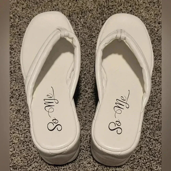 So Me White Platform Quilted Platform Thong Sandals Womens Size 8.5 - Picture 2 of 7